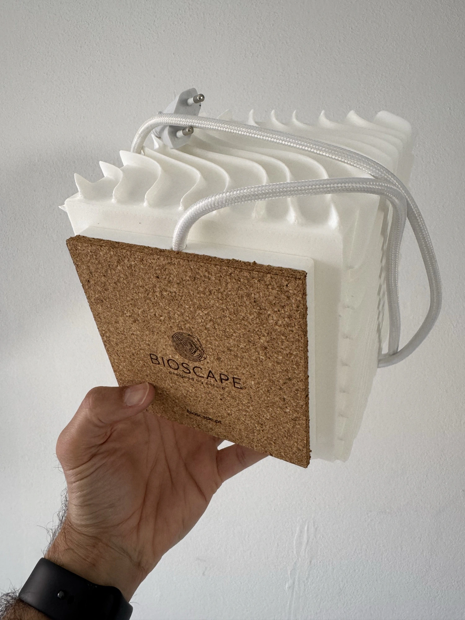 Base em cortiça gravada com a marca Bioscape